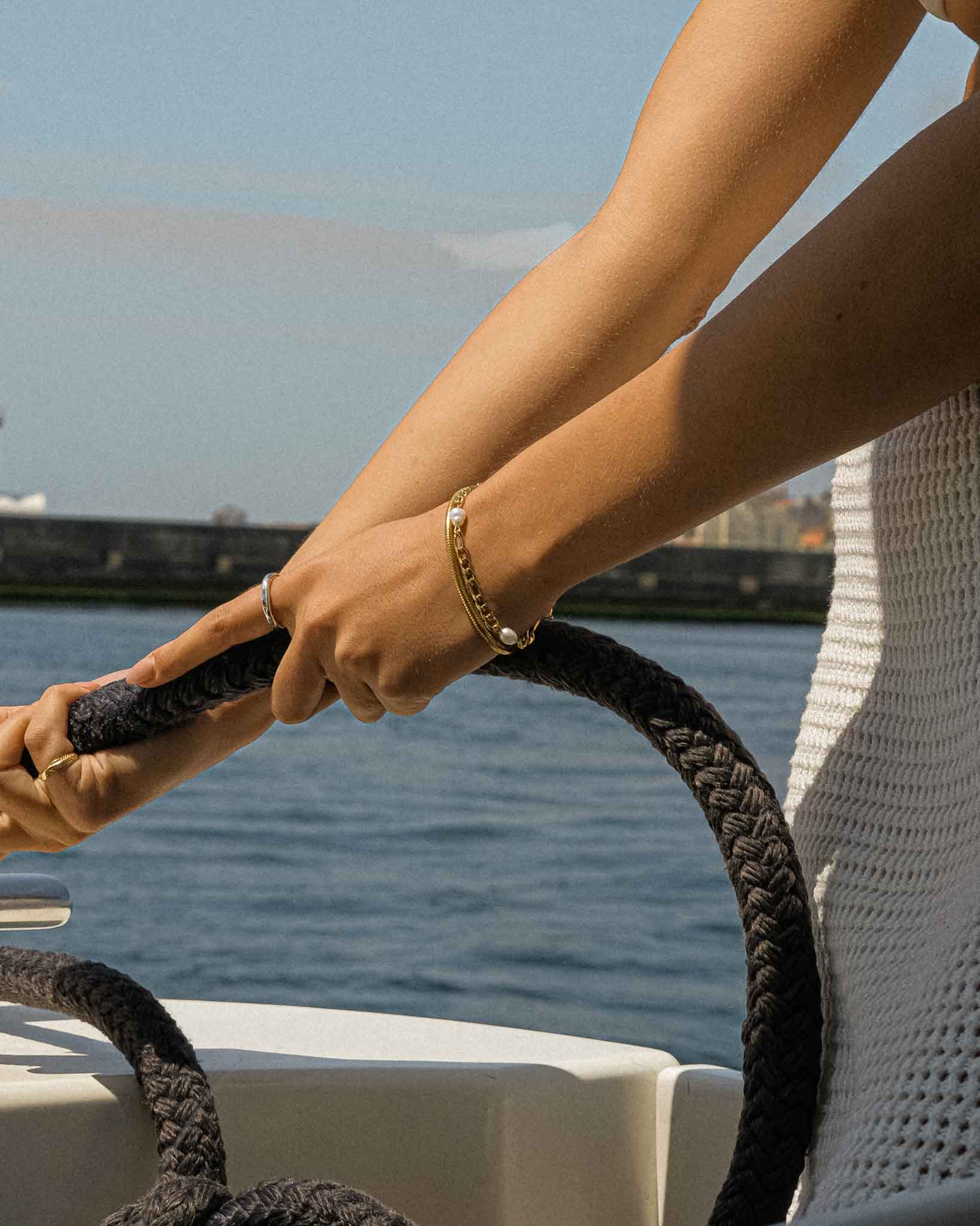 pulsera parana de acero chapado en oro y perlas