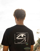 T-shirt nera - T-shirt nera stampata 'Horus Eye' - sul corpo delle modello - Abbigliamento Online - Dicci