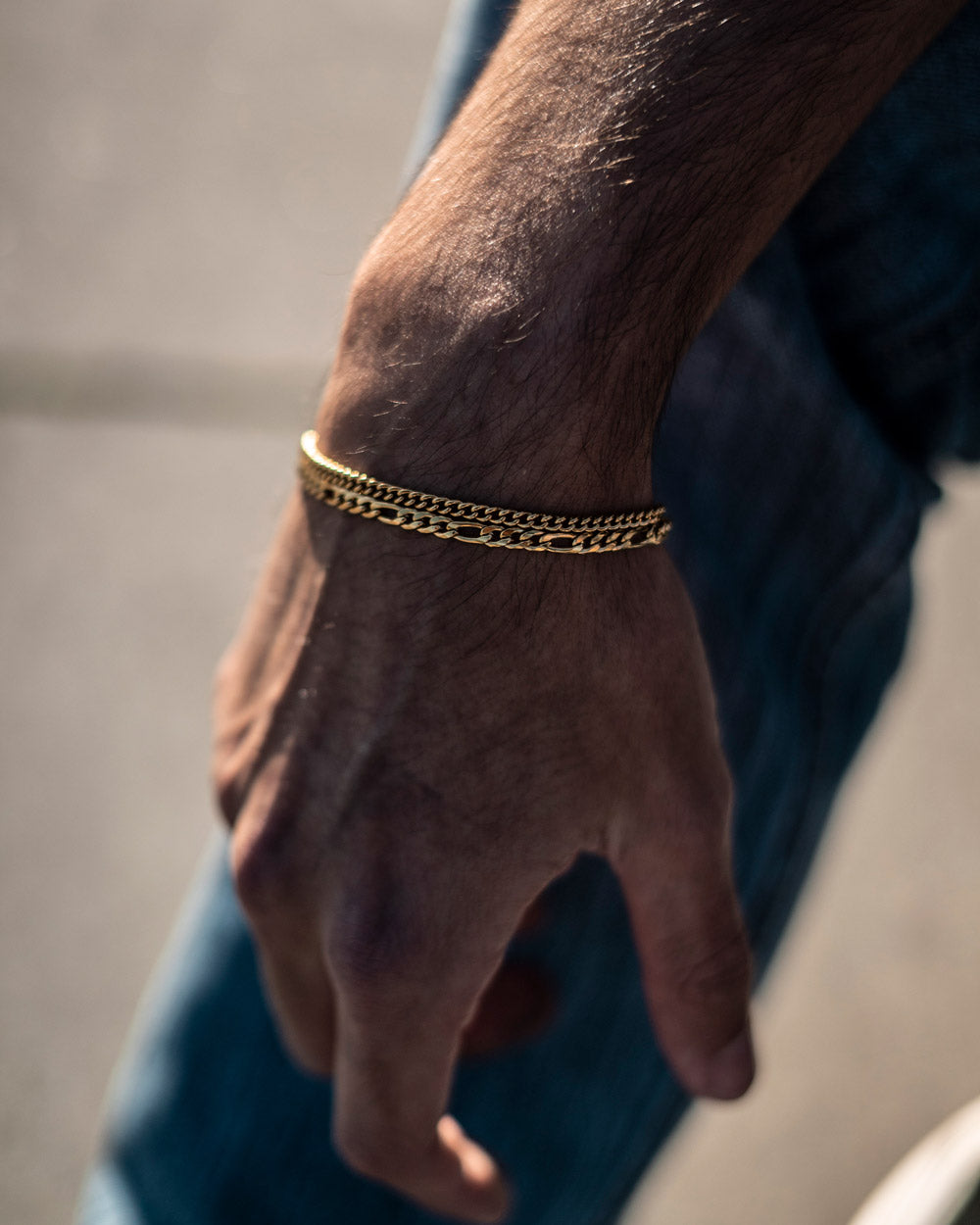 Double Chain Golden Stainless Steel Bracelet 'Phili' on the models wrist - Stainless Steel Bracelets - Online Unissex Jewelry - Dicci