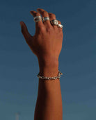 Pulsera Anillo - Pulsera de Acero Inoxidable en la muñeca del modelo - Joyería Unissexo Online - Dicci